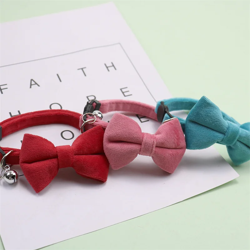 طوق القط المخملي أحادي اللون مع جرس ، عقدة فيونكة ، أطواق جرو ، أطواق شيواوا ، مشبك أمان قابل للتعديل ، ربطة عنق القطط ، إكسسوارات الحيوانات الأليفة