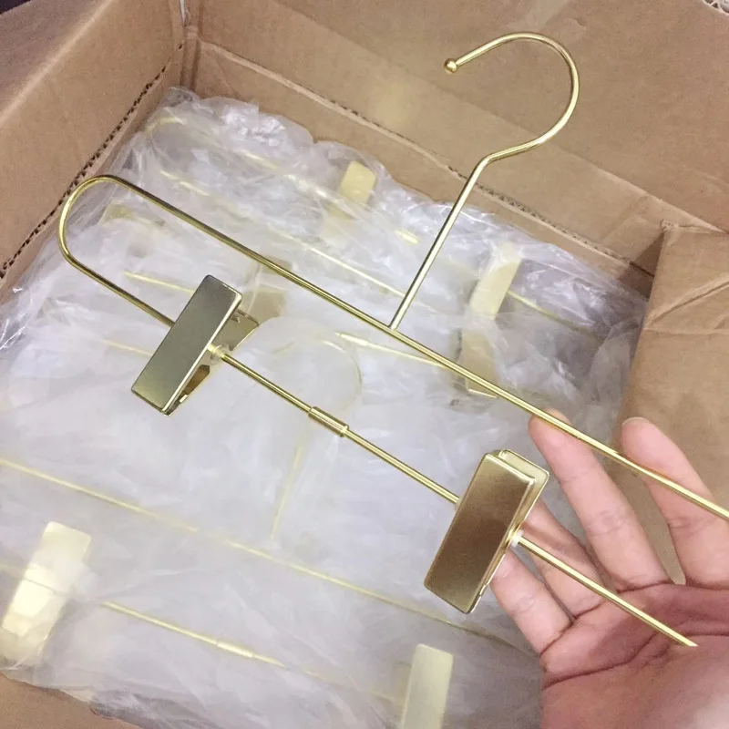 2 قطعة حزمة الجملة سيدة الملابس الشماعات متجر معدني Chothing عرض شماعات الذهبي هوك خزانة تخزين حامل شعار مخصص