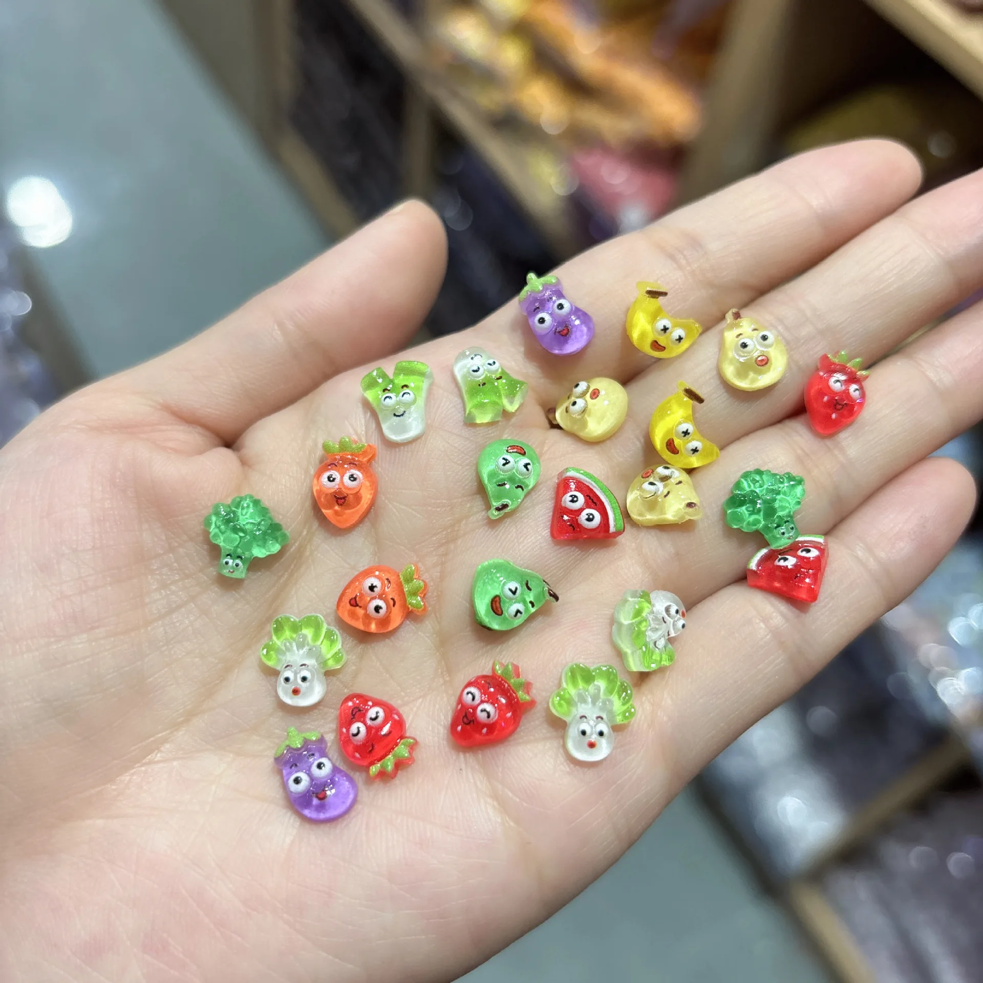 100 Stück Sommer-Eisfrucht-Nagel-Charms – im Dunkeln leuchtende 3D-Gemüse- und Obst-Edelsteine für erfrischende Maniküre