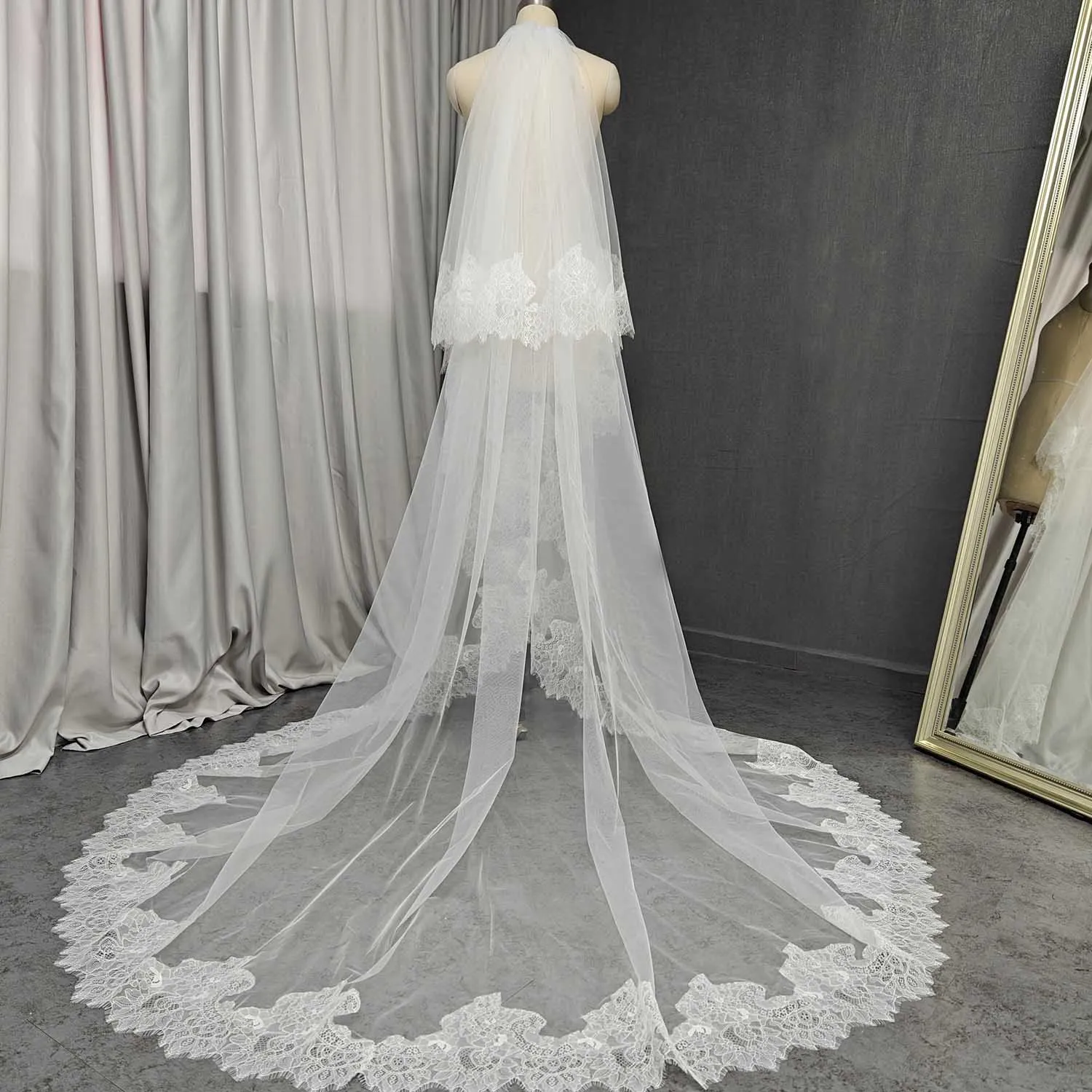 사용자 정의 우아한 속눈썹 레이스 가장자리 2 레이어 웨딩 베일 블러셔 2.5m/3m/3.5m 긴 신부 베일 웨딩 액세서리