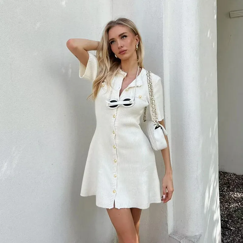 2025 Abito estivo in maglione a maniche corte da donna Elegante bottoni in metallo Colletto tondo Abito corto Abiti aderenti in maglia a vita alta sottile
