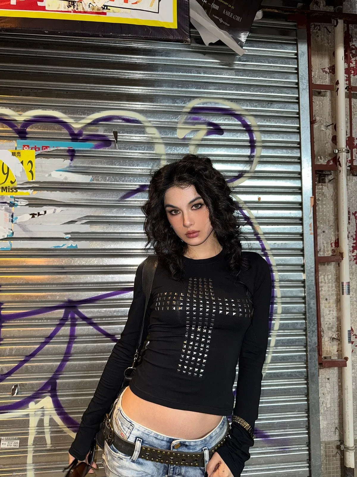 

Dangerous Fibone Embellied Bla Slim Fit T-irt with Rivet Ba Hollow out Design And Waist Cinching Feature for Women