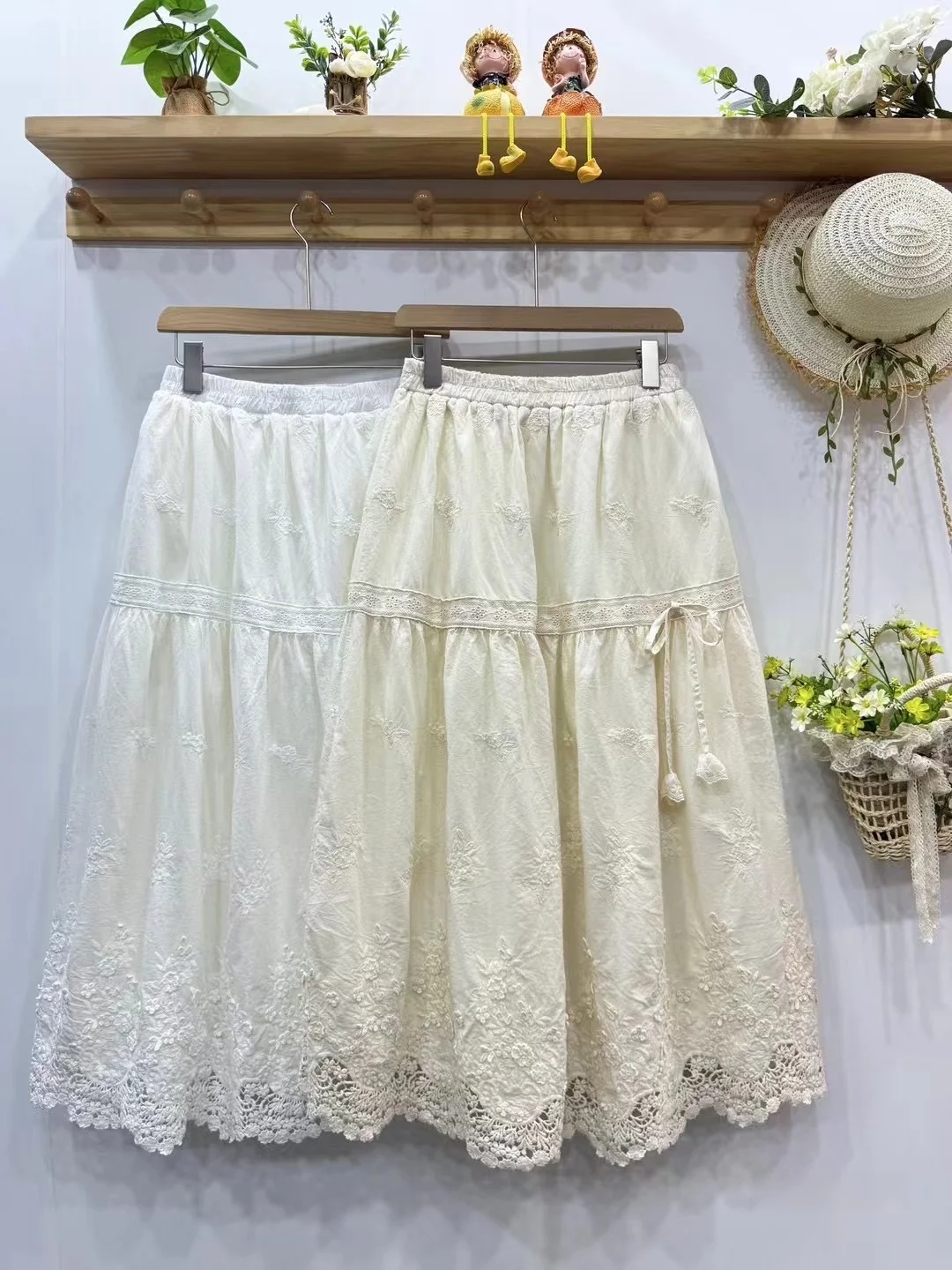 

Юбка миди А-силуэта Sweet Sle с объемной вышивкой водорастворимыми цветами, двухслойная, средней длины, из хлопка