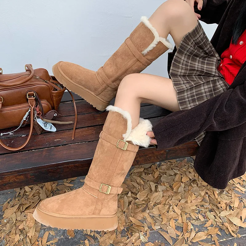 

Arden Furtado Зимние замшевые сапоги до колена на платформе, утепленные плюшевые сапоги до колена с круглым носком на плоской подошве с пряжкой на ремне, зимние сапоги большого размера