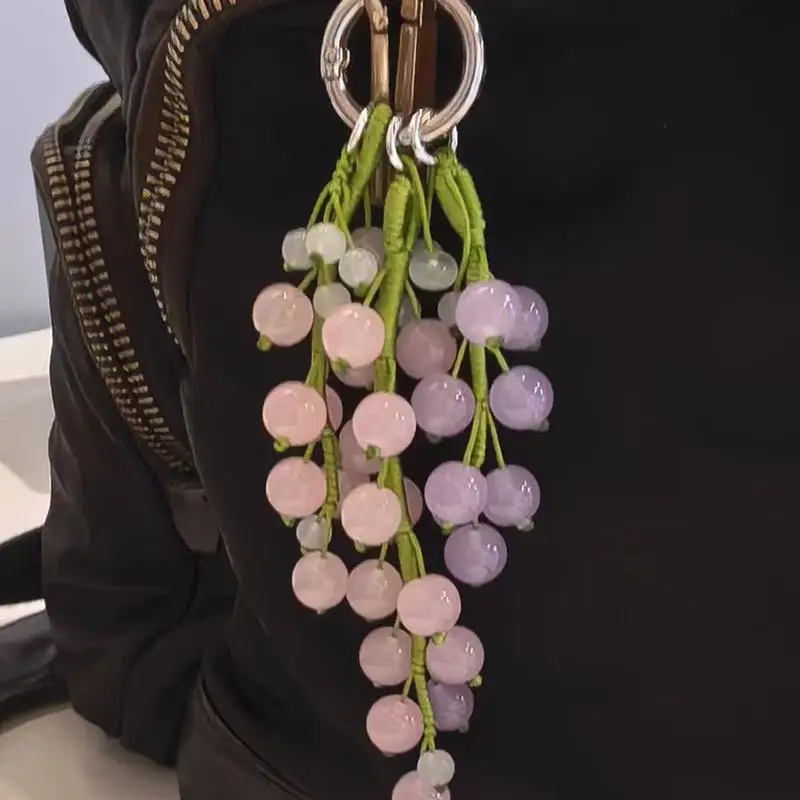 Handgefertigter Beeren-Taschenanhänger mit glänzenden Harzperlen, niedliches, liebenswertes Design, perfekt zur Dekoration von Rucksäcken und Handtaschen, Geschenk für Mädchen. – Detail 3