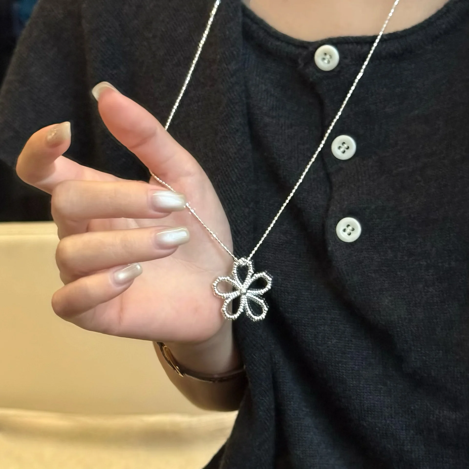 

Корейский стиль, простой и изысканный, легкий люкс, кулон-цветок из чистого серебра S925, цепочка для свитера, ожерелье.