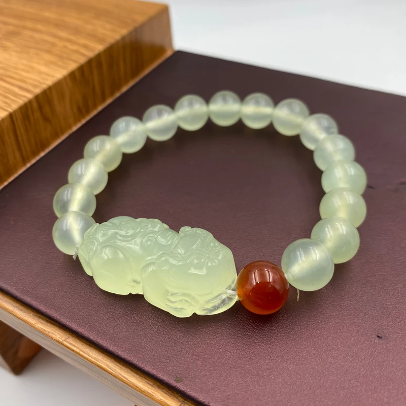 

Браслет на ручке с резной цаплей Pi Xiu из ледяной текстурированного нефрита Xiuyu. Изысканный кусок браслета ручной работы для женщин.