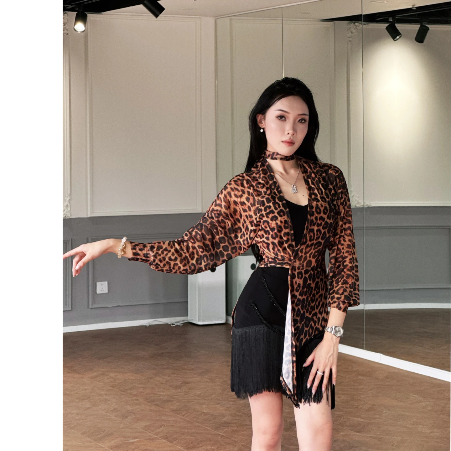 Costume da performance di danza latina da donna con stampa leopardata top a maniche lunghe + gonna corta con nappe sexy set vestito da pratica tango samba