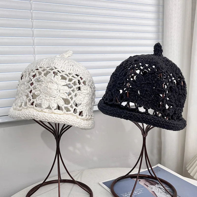 Neue handgemachte Häkelmütze mit hohlen Blumenmustern für Damen, atmungsaktive und vielseitige künstlerische Beanie-Mütze für den Herbst. – Detail 3