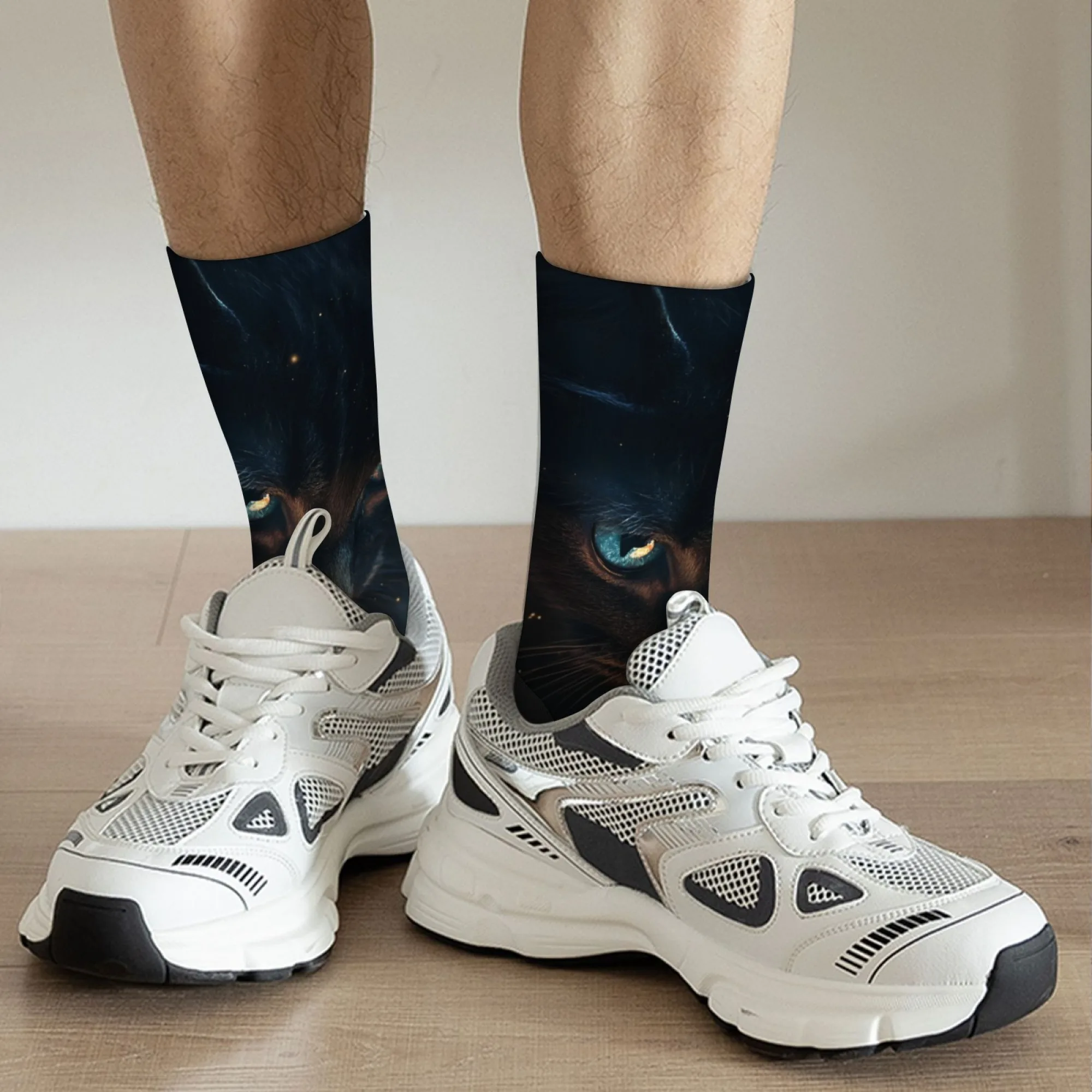 Mysterieuze Zwarte Kat in een Fantasie Universum Sokken Nieuwigheid Gelukkige Herensokken Ademend Antislip Buitensportsokken Feestcadeau