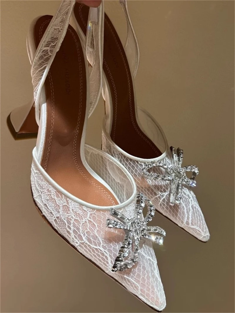 

Босоножки на высоком каблуке, летние остроконечные кружевные свадебные туфли со стразами и бантом подсолнечника, женская обувь большого размера на каблуке для банкета и вина