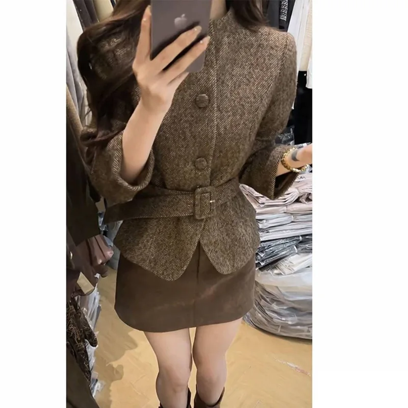 

Элегантный женский комплект в французском стиле: пальто с длинными рукавами и изысканной отделкой, приталенное, и мини-юбка с завышенной талией. Осенняя коллекция 2026. Повседневная мода.