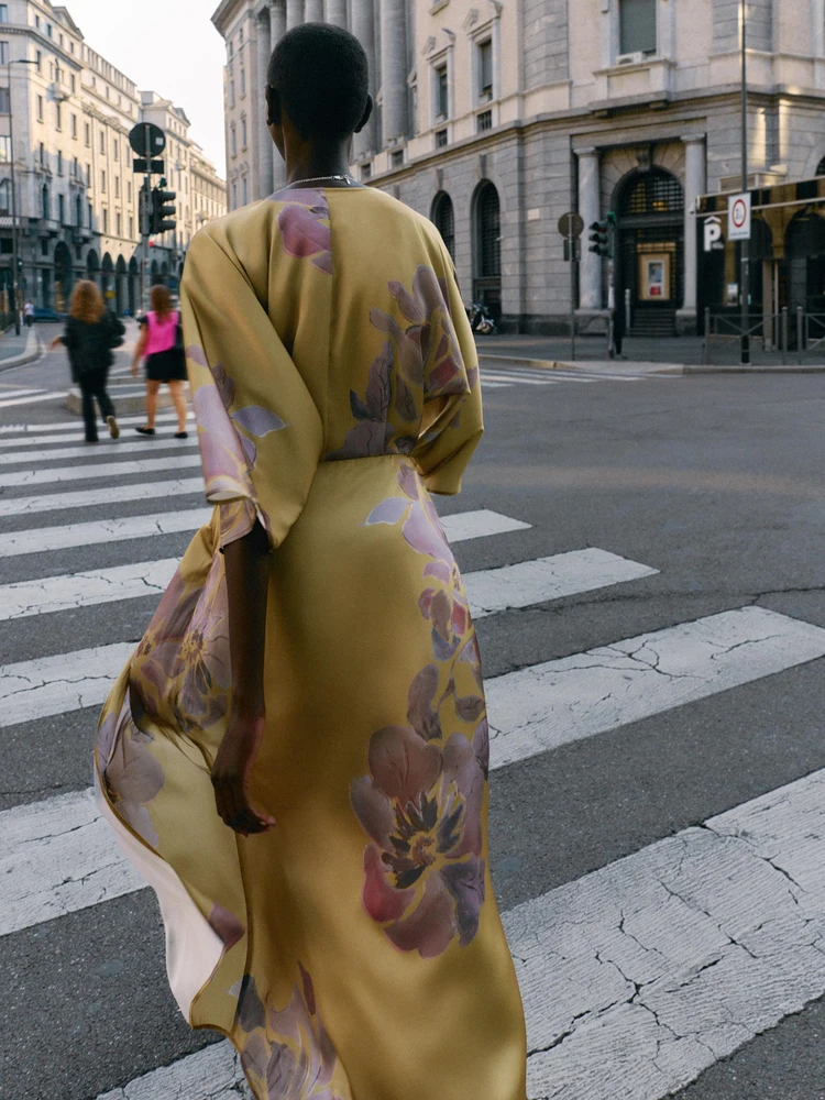 スイートエレ プリントシルクサテンミディ丈スカート 新作 秋2025 カジュアル スリーブAラインスカート セブンスヴェ Vネック イブニングドレス