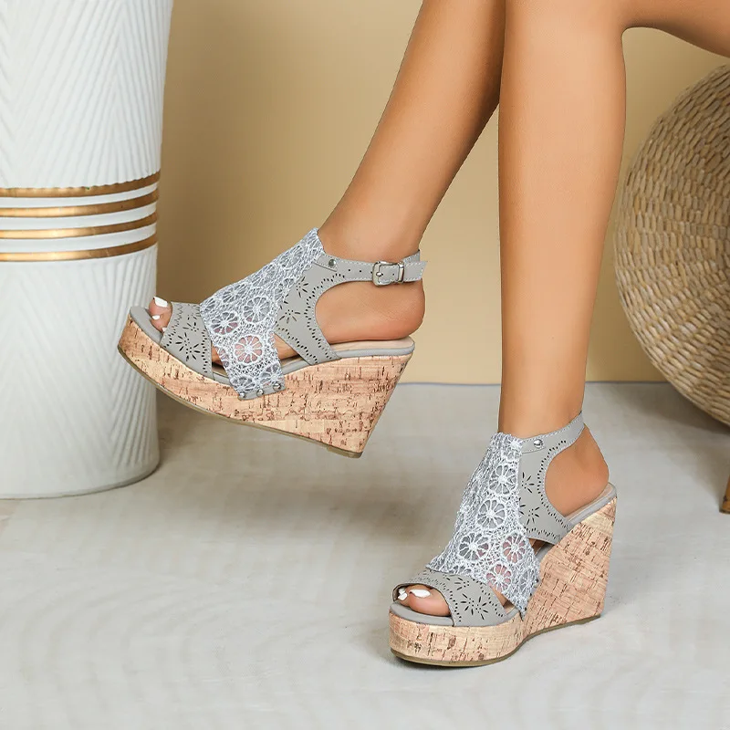 Carved Flower Sandales à Talons Gray Wedges Chaussure Femme Peep Toe Zapatos Para Thick High Heels Buckle Strap Huaraches Daily