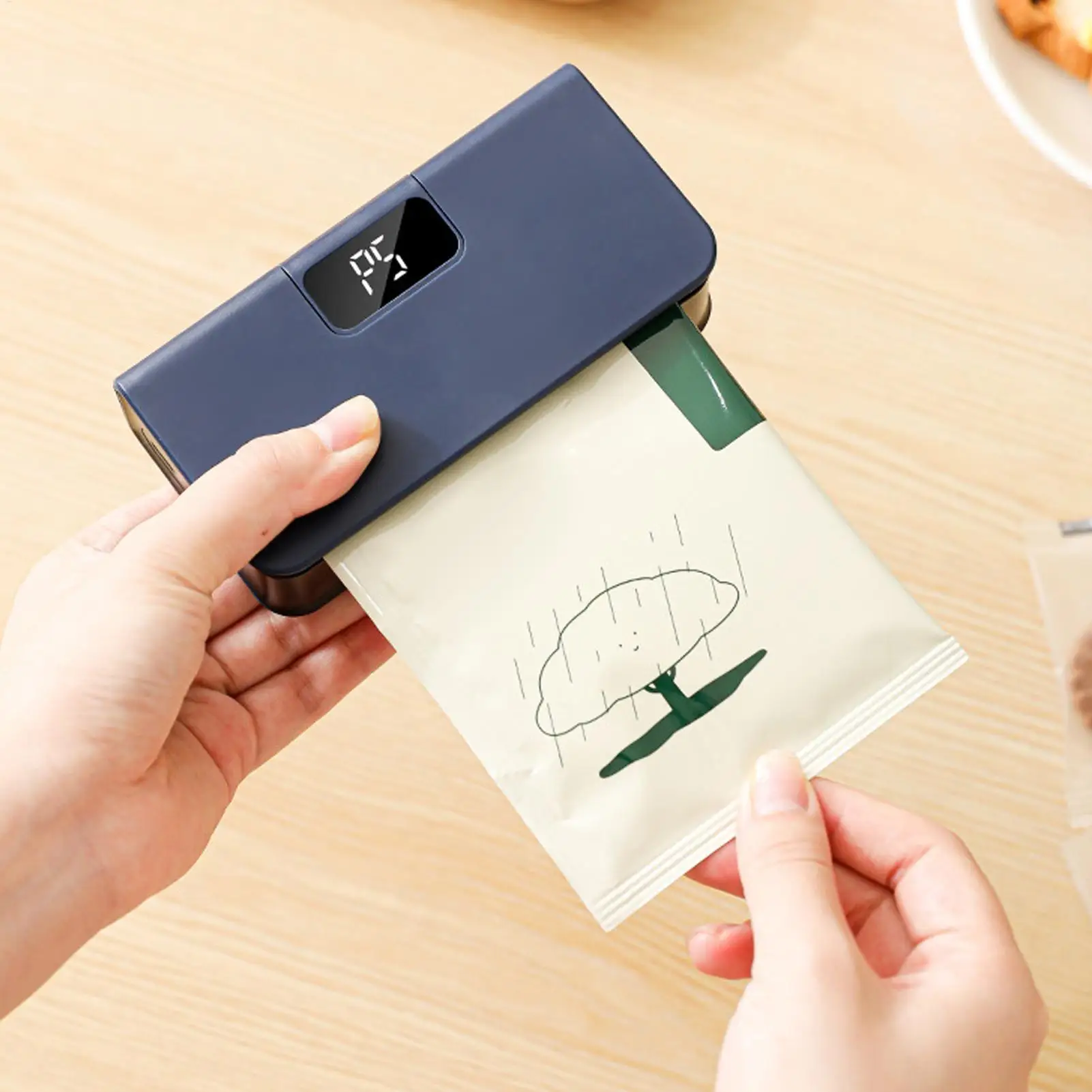 2 in 1 Mini Heat Sealer Plastic Bag Heat Sealing Machine Rechargable Plastic Storage Package Sealer Handheld Clip Bag Food Heat