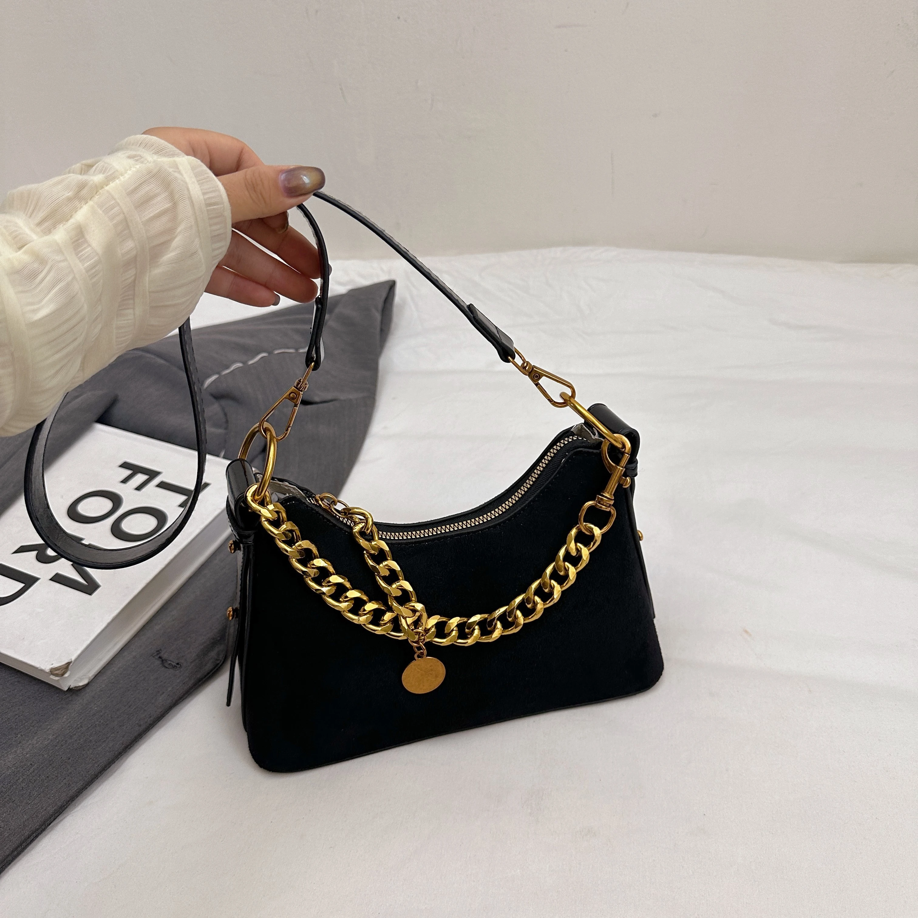 

Осень 2023, новая женская популярная маленькая сумка, модная простая сумка через плечо, повседневная стильная сумка через плечо под мышками ​ .Женские сумки