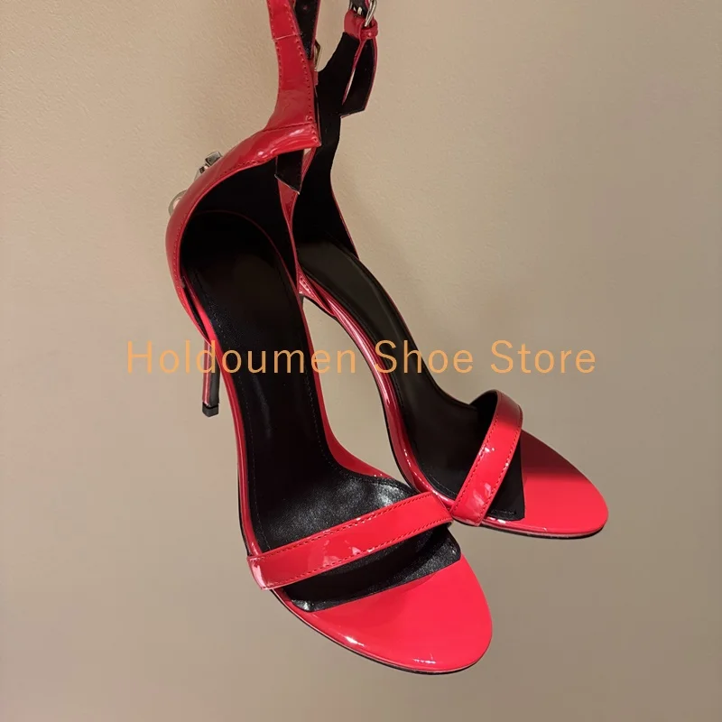 لامعة براءات الاختراع والجلود حزام واحد مثير اللمحة تو الصنادل رواية تصميم الصليب المعادن الصولجان كعب الكاحل حزام مشبك صنادل مماشي للموضة