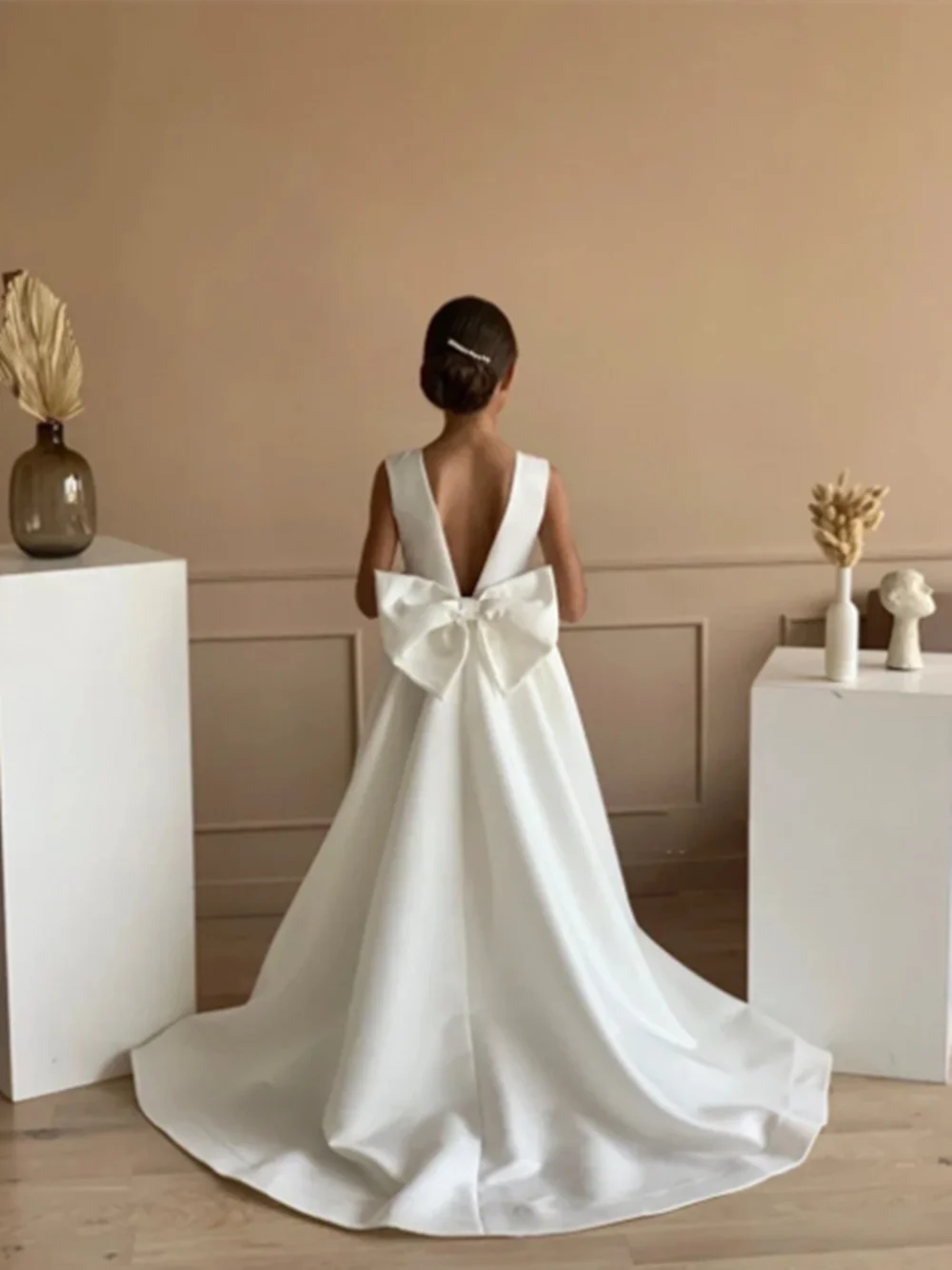 

Customized Lvory Flower Girl Dresses For Wedding Satin Floor Length With Bow Formal Occasion First Communion Bridesmaid Gown