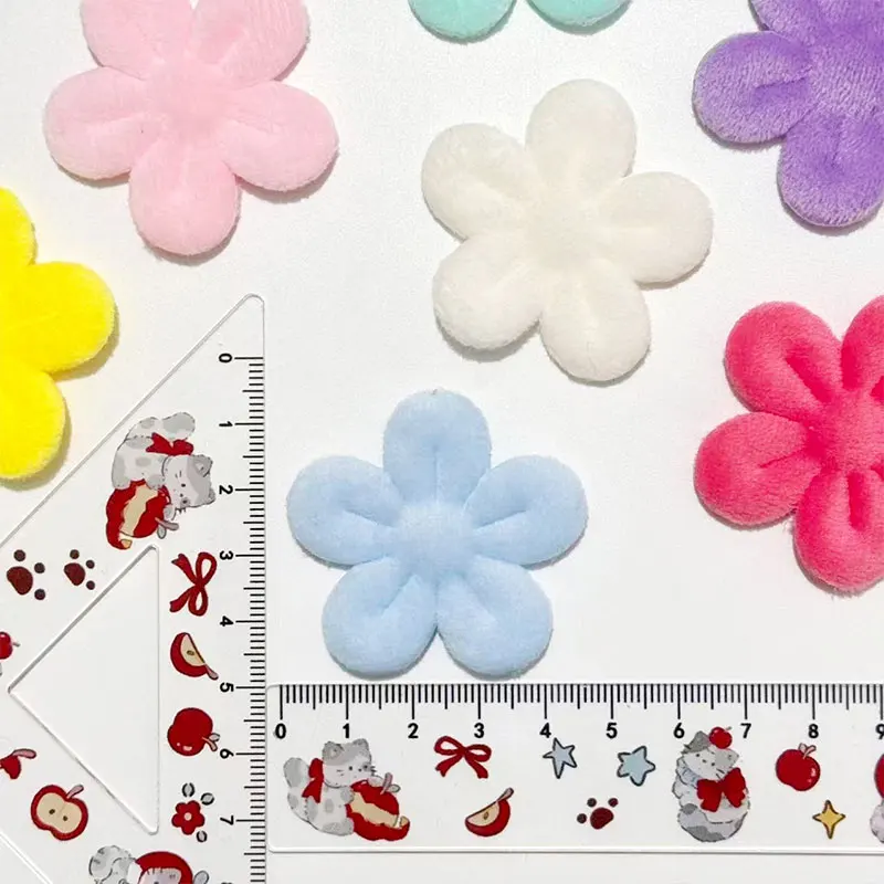 50 Stück 4,5 cm Plüsch-Applikationen mit fünf Blütenblättern, gepolstert, für DIY-Haarspangen, Kleidung, Schuhe, Mützen, Dekorationen, Patches für kreatives Basteln – Detail 2