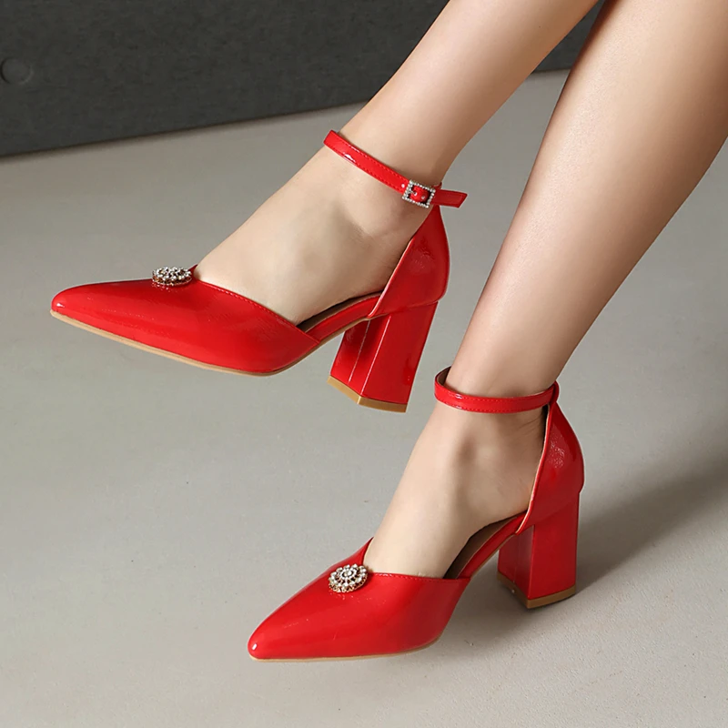 

Черные, красные, белые квадратные туфли-лодочки на высоком каблуке с ремешком на щиколотке, женская обувь с острым носком, модные туфли из лакированной кожи с пряжкой и кристаллами, большие размеры 47