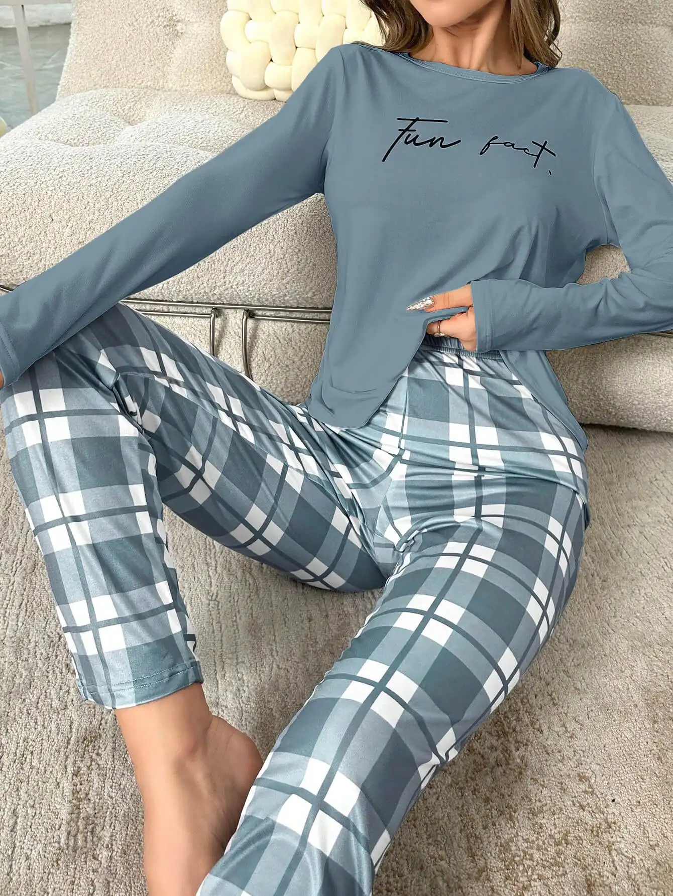 Monogrammed crew-neck long-sleeved top and plaid trousers casual and comfortable women\'s pajama set