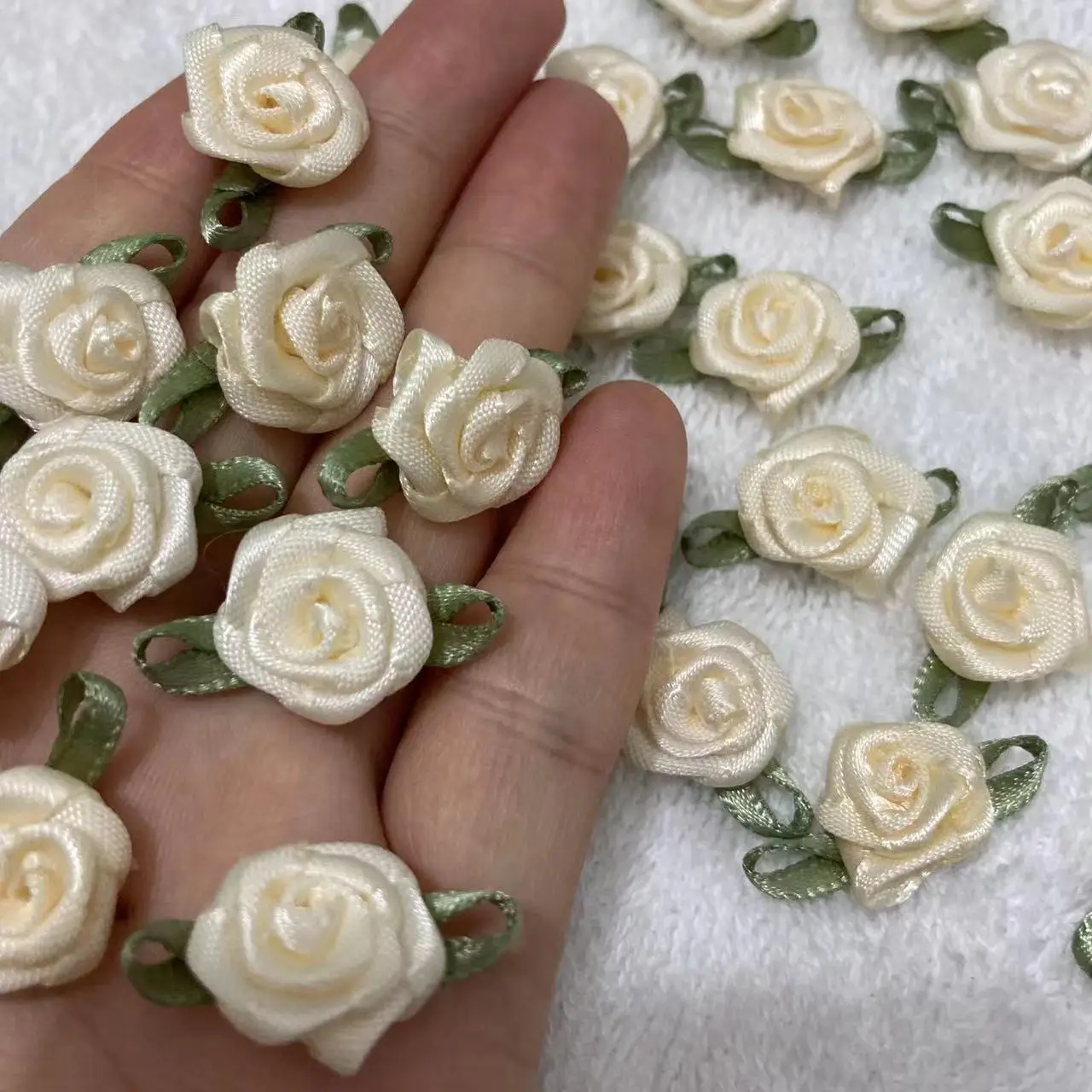 Mini teste di fiori di rosa artificiale albicocca per realizzare applicazioni di nastri di raso artigianali per accessori per la decorazione di