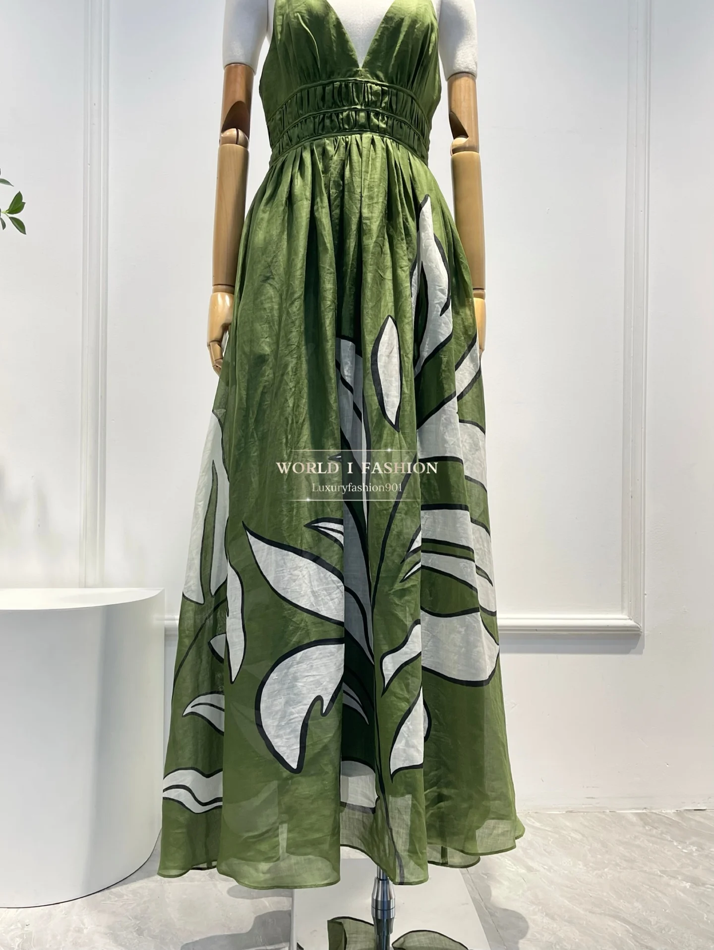 ملابس نسائية صيفية أنيقة لعام 2025 فساتين خضراء مع مطبوعات بيضاء ورقبة على شكل حرف V بدون أكمام فستان مادي
