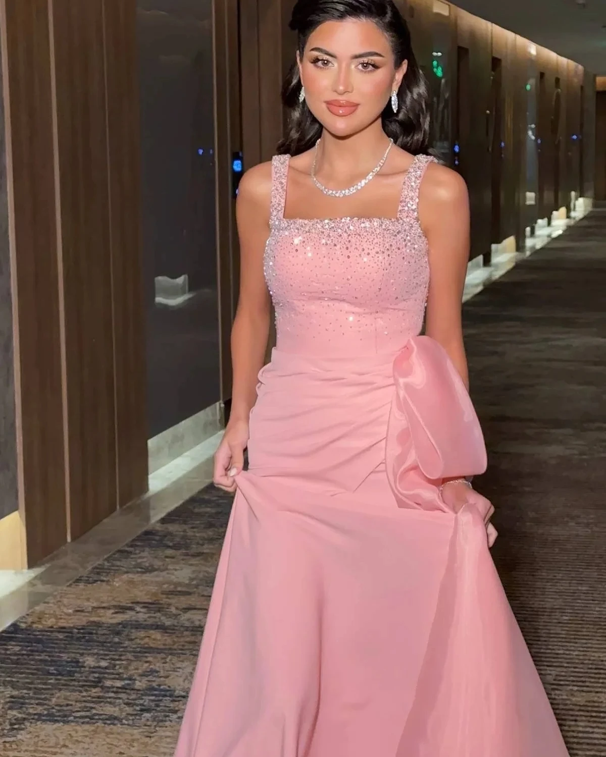 ชุดราตรีหรูหราสีชมพูแบบอาหรับสไตล์ดูไบ สายสี่เหลี่ยมประดับลูกปัด ผ้าซาตินยาว สำหรับงานพรอม งานประกวด งานปาร์ตี้ ชุดคริสต์มาส ชุดราตรี