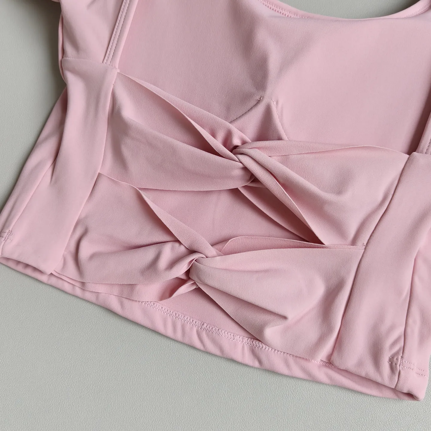 Yoga-Oberteile mit langen Ärmeln und Brustpolstern für Damen, mit offenem Rücken, stoßdämpfend, schnelltrocknend, ideal für Pilates und Fitness im Fitnessstudio. – Detail 6