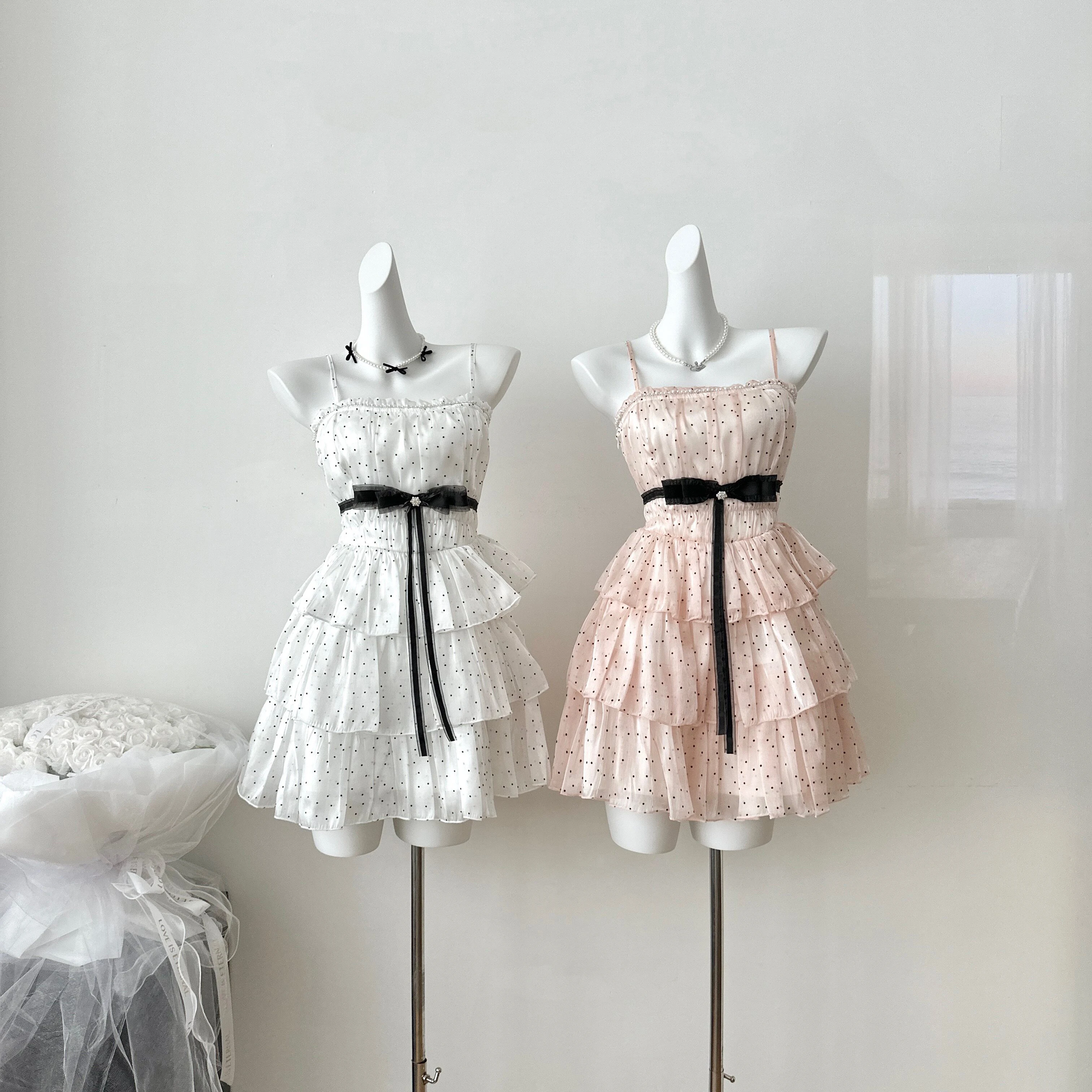 

Sweet Polka Dot Dress Pleated Pearl Color Strapless Suspender Dresses Tied Bow Layered Cake Dress Elegant Slim Fit A-Line Dress