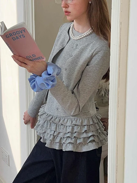 エレガントなグレーのシングルボタンラウンドネックTシャツ、レーストリム付き、多用途なレイヤードトップ、ユニークなデザイン、若々しくシックな女性のファッション