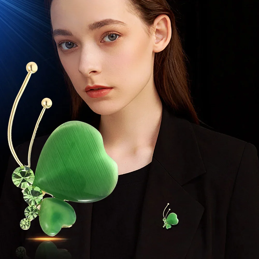 

Elegant Butterfly Green Crystal Brooch Female Jewelry Fashion Insect Lapel Pin Badge Clothes Suit Accessories Party Holiday Gift
