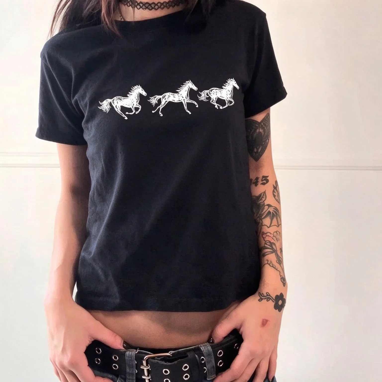 Women Top Y2k Clothing Female Anime Girl Three Running Horses Sketch Pattern Y2k Tops Shoujo Girl Style Women's Slim Cropped Tee