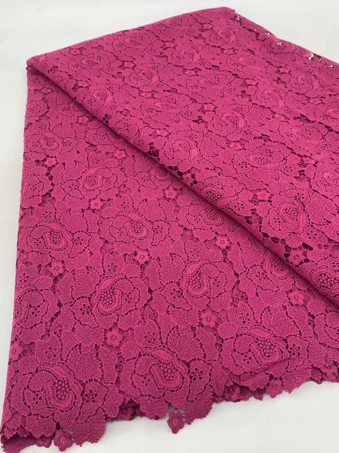 水溶性ミルクシルクレース生地、高品質アフリカギピュールレース、ドレスやホームドレス用の精巧な花柄刺繍入り