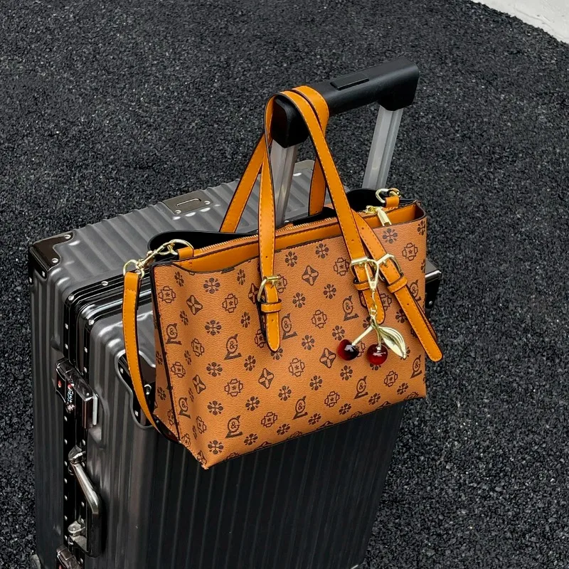 

Classic Parisian Leather Tote Bag Women Fashionable Crossbody Handbag Vintage Minimalist Design Stylish Commuter Messenger