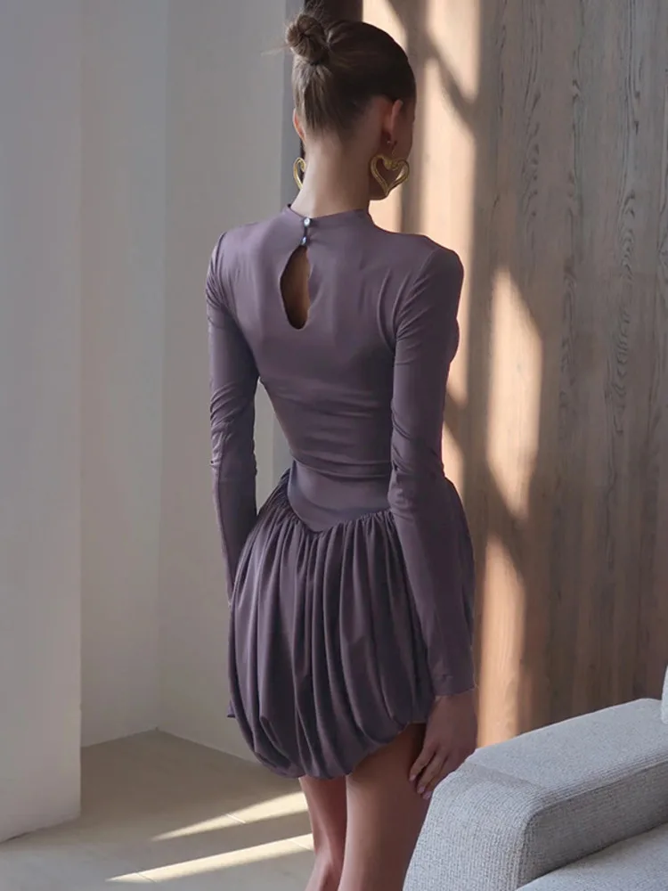 فستان XIAOTANG قصير مثير بطيات وأكمام طويلة للنساء للخريف والشتاء أنيق بفتحات واسعة ورقبة دائرية وخصر عالٍ فساتين حفلات النادي