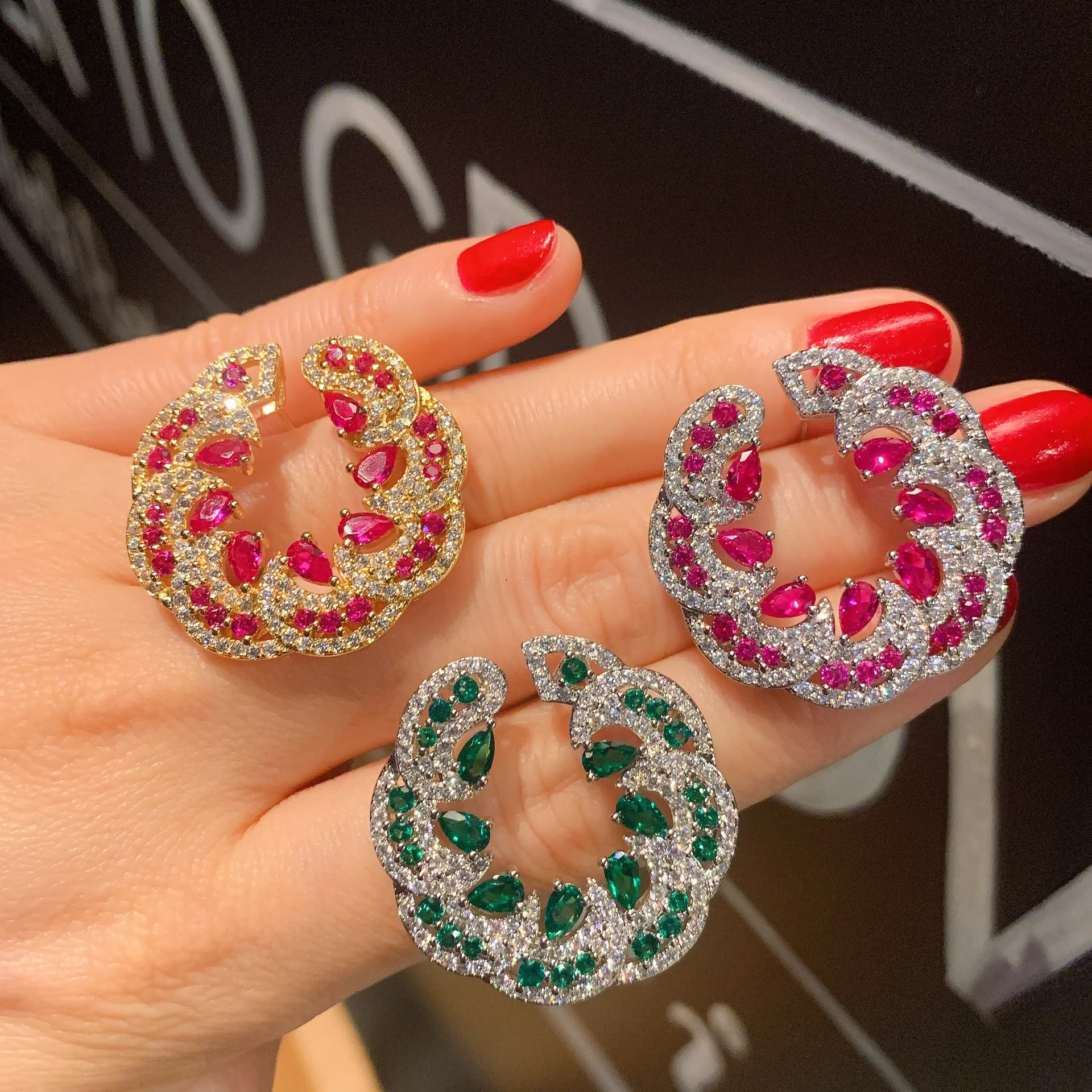 

Stunning Statement Circle Hoop Flower Earrings Red Green Crystal Gemstone Design for Women Jewelry Luxurious Vintage Accessories