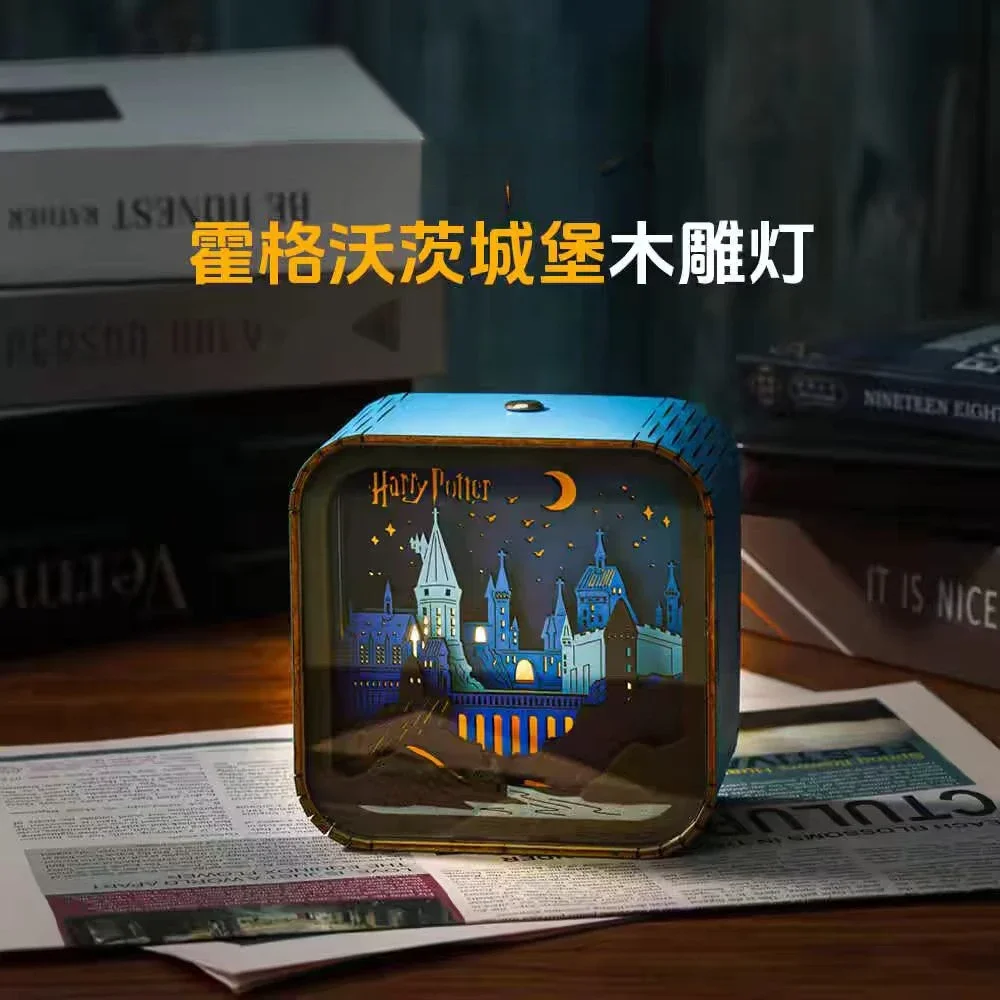 Neue Kawaii Harry Anime Hogwarts Castle Nachtlicht Holzschnitzerei Weihnachten Spieluhr Plattform Laterne Atmosphäre Nachtlicht