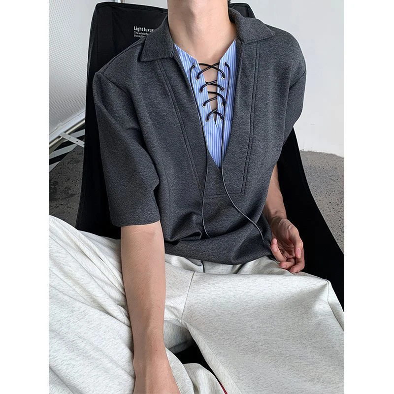 Camisa Polo Masculina de Manga Curta com Efeito Duas Peças, Casual de Verão, Gola V com Cadarço, Listrada com Retalhos, Estilo Streetwear