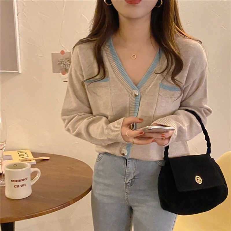 Real shot of Xiaoxiangfeng autumn and winter new color matching V-neck loose knit cardigan jacket for women