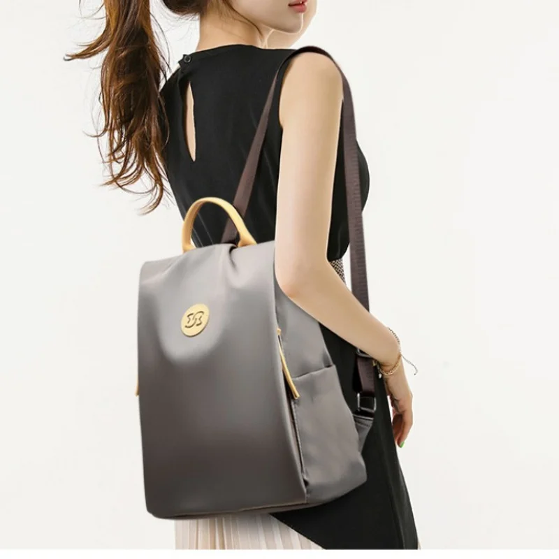 

Минималистичная деловая сумка большой вместимости. Элегантный и легкий женский рюкзак. Универсальный и стильный пригородный рюкзак.