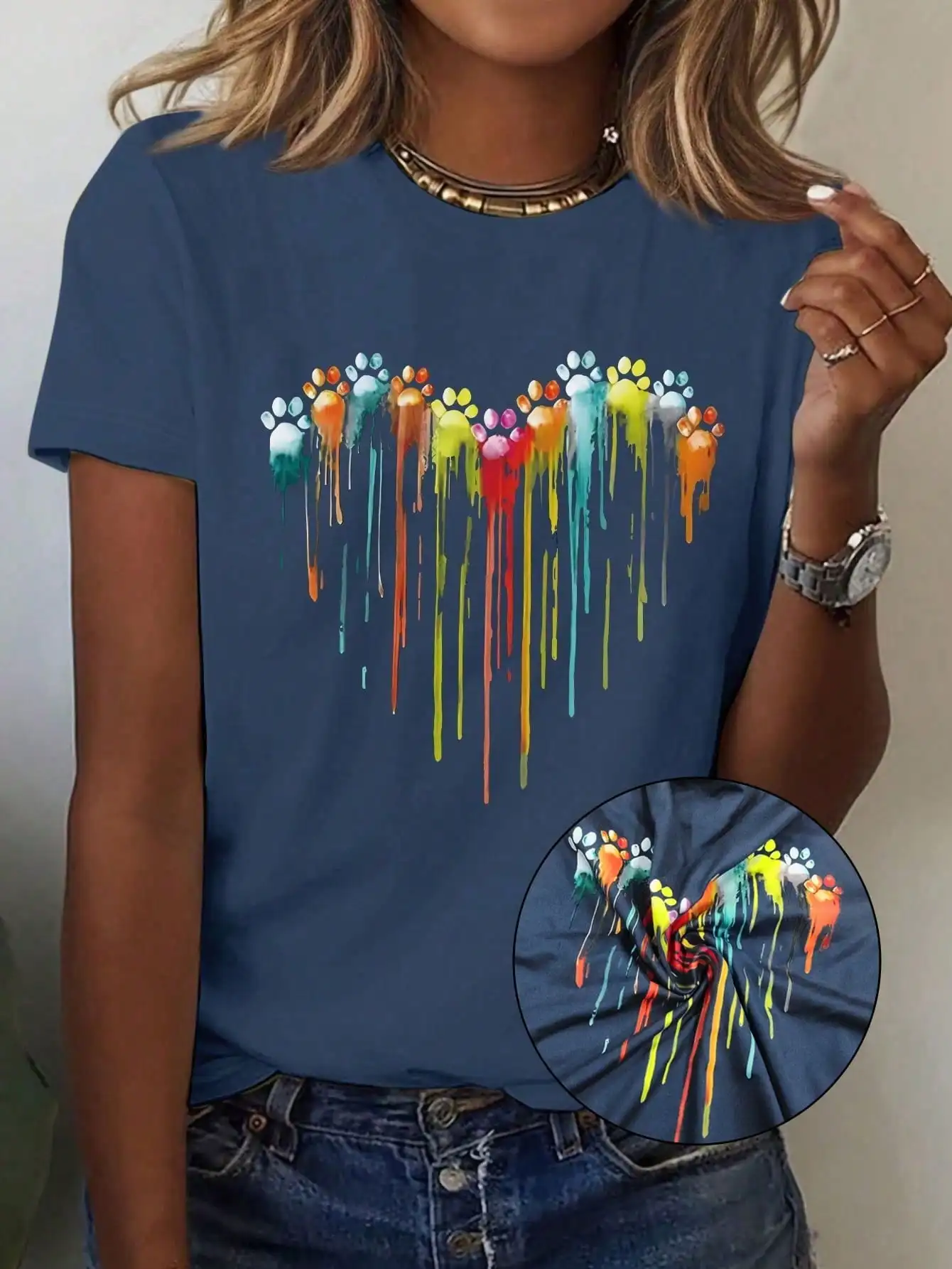 

Женская футболка с принтом «Радужное сердце и лапы собаки» — повседневная футболка с короткими рукавами и графическим принтом