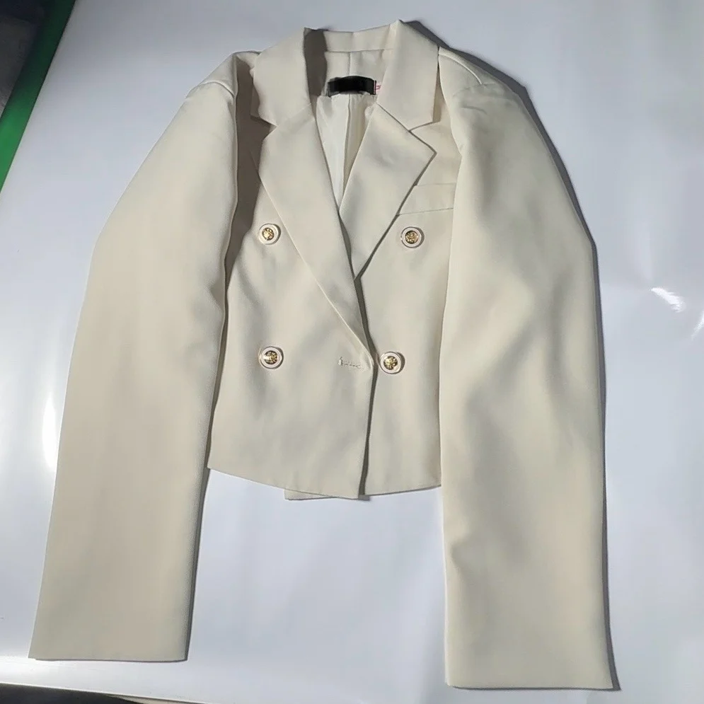 معطف نسائي مقصوص جديد في الملابس الخارجية سترة نسائية ذات ياقة بسحاب وياقة طويلة جدًا ونمط مقسم وطيات بساطتها