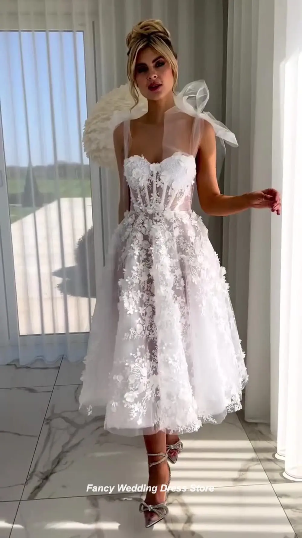 Ausgefallenes sexy kurzes Mini-Hochzeitskleid aus Saudi-Arabien, Spitze, Blumendruck, Brautkleid mit Handschuhen, herzförmiger A-Linie, individuell gestaltet