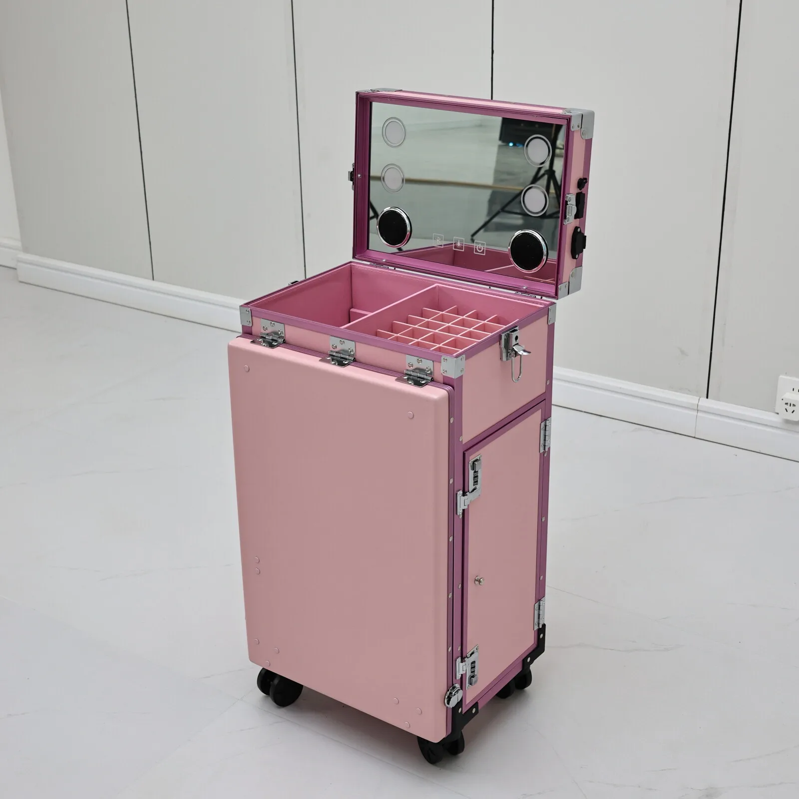 Rosa, tragbarer Manikürtisch mit LED-Spiegel, Schubladen und Rollen, zusammenklappbarer, rollbarer Nagelstudio-Tisch mit Stuhl, Salonmöbel für Nageldesigner. – Detail 11