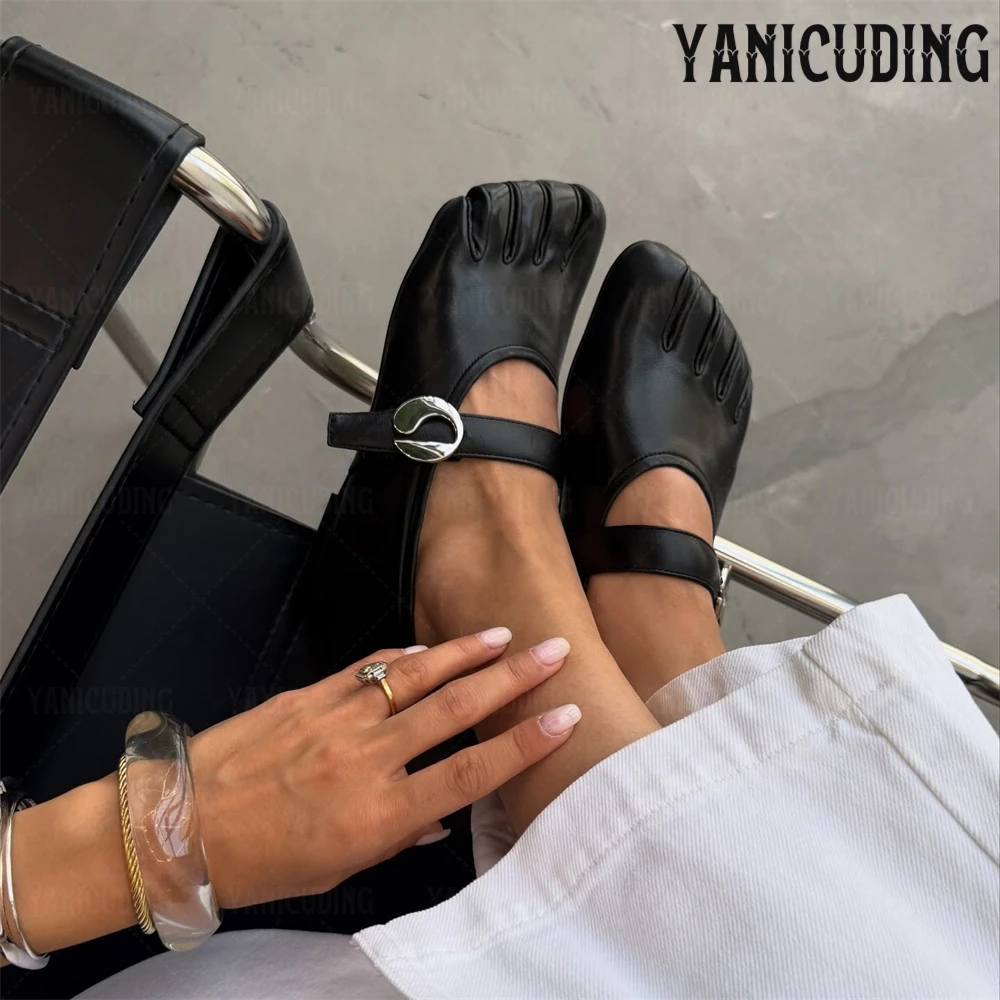 Five Toe Leather Flats Novelty Tabi Sandals Designer Style Buckle Shoes Cylindrical Heel Cross Straps Summer Sandals for Women