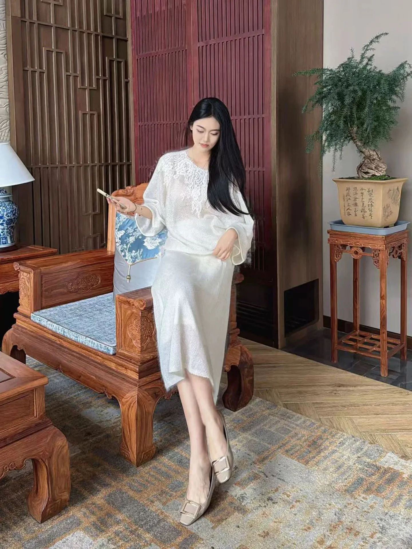 

Soft Style Lace Knitted Sweater And High Waist Skirt Set in Cashmere Gentlewomanly One-Shoulder Autumn Fashion Women's Ensemble