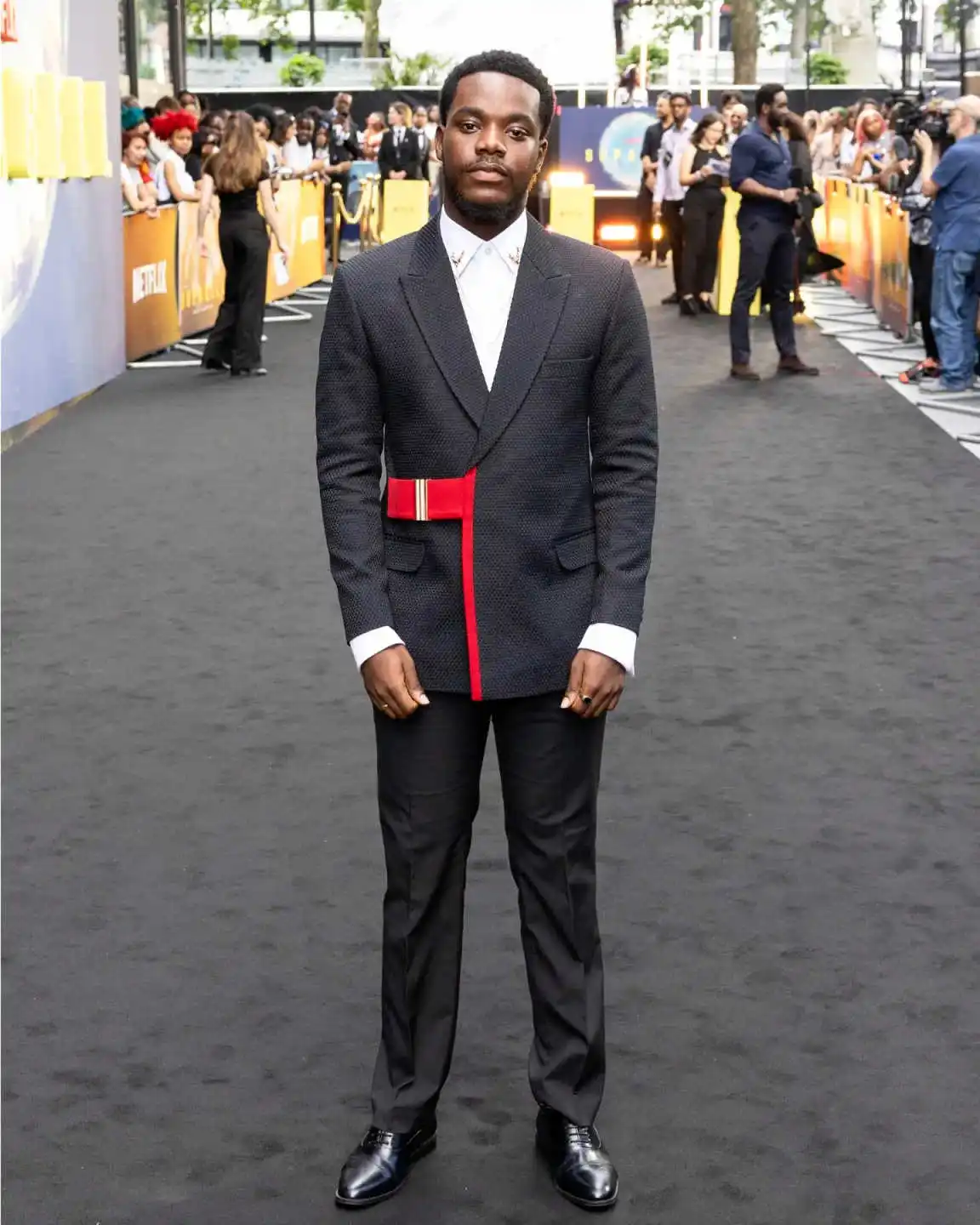 Luxury Men 2 Piece Tuxedo Notch Lapel Blazer Trousers Red Strap Wedding Groom Evening Party Formal Show Suit Customizable