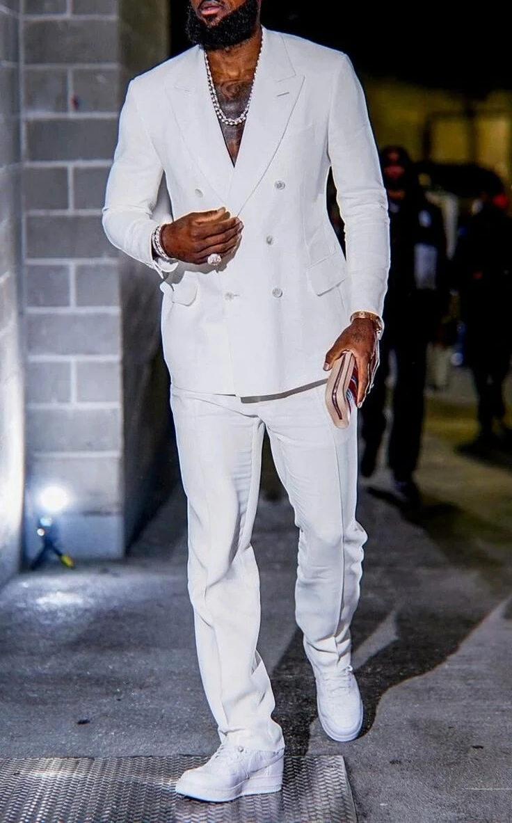 

Мужские костюмы для свадьбы: модный белый смокинг с острыми лацканами для жениха, наряд для торжественных мероприятий