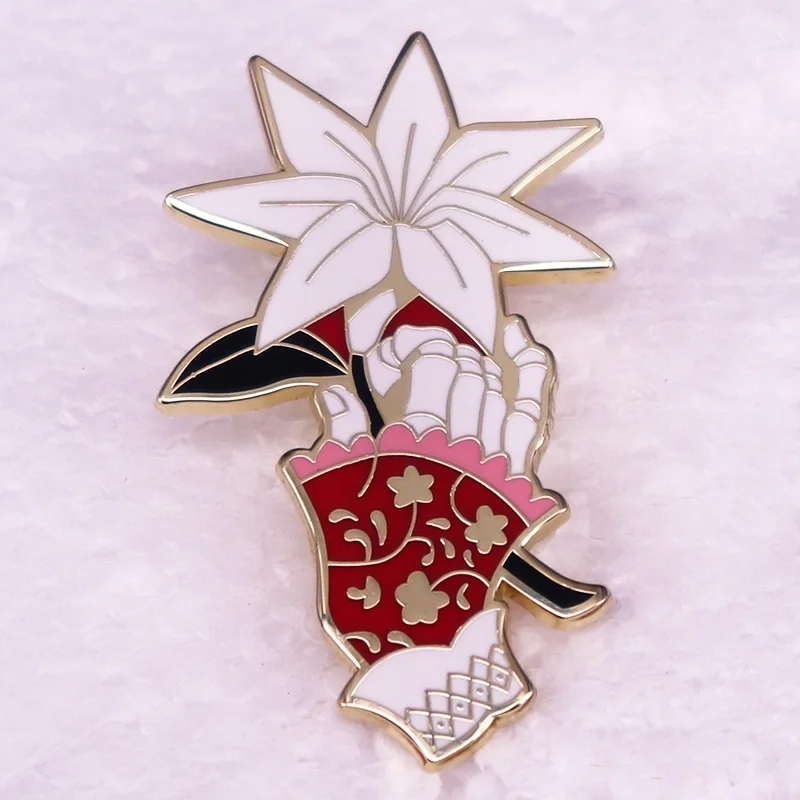 Juego Bloodborne, muñeca lisa, mano con insignia de flores, broche esmaltado, joyería